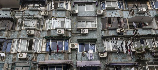 El compresor del aire acondicionado no se puede instalar en la fachada del edificio